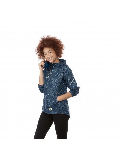 TM9260792607438_D_on-model-side-nest-logo