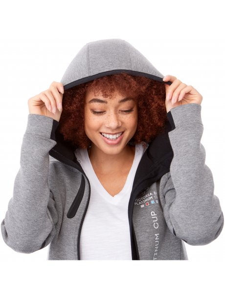 TM9813398133939_D_on-model-hoody-detail-platinumcup-logo