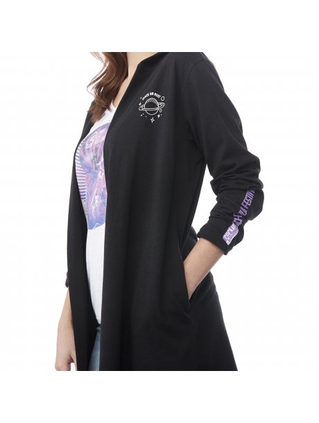 TM9821398213_995_D-on-model-pocket-detail-cosmos-logo